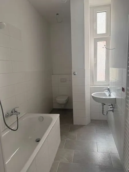 Erstbezug nach Sanierung! 2 Zimmer mit Balkon (NICHT WG oder familiengeeignet) und Wannenbad! — photo 1
